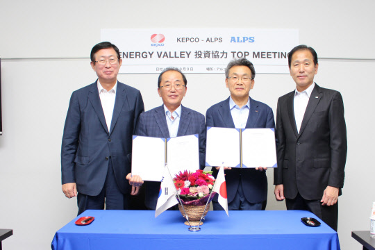 조환익 한국전력 사장(왼쪽부터), 허용호 한전 상생협력처장, 강동완 한국 알프스 대표, 구리야마 토시히로 알프스 대표